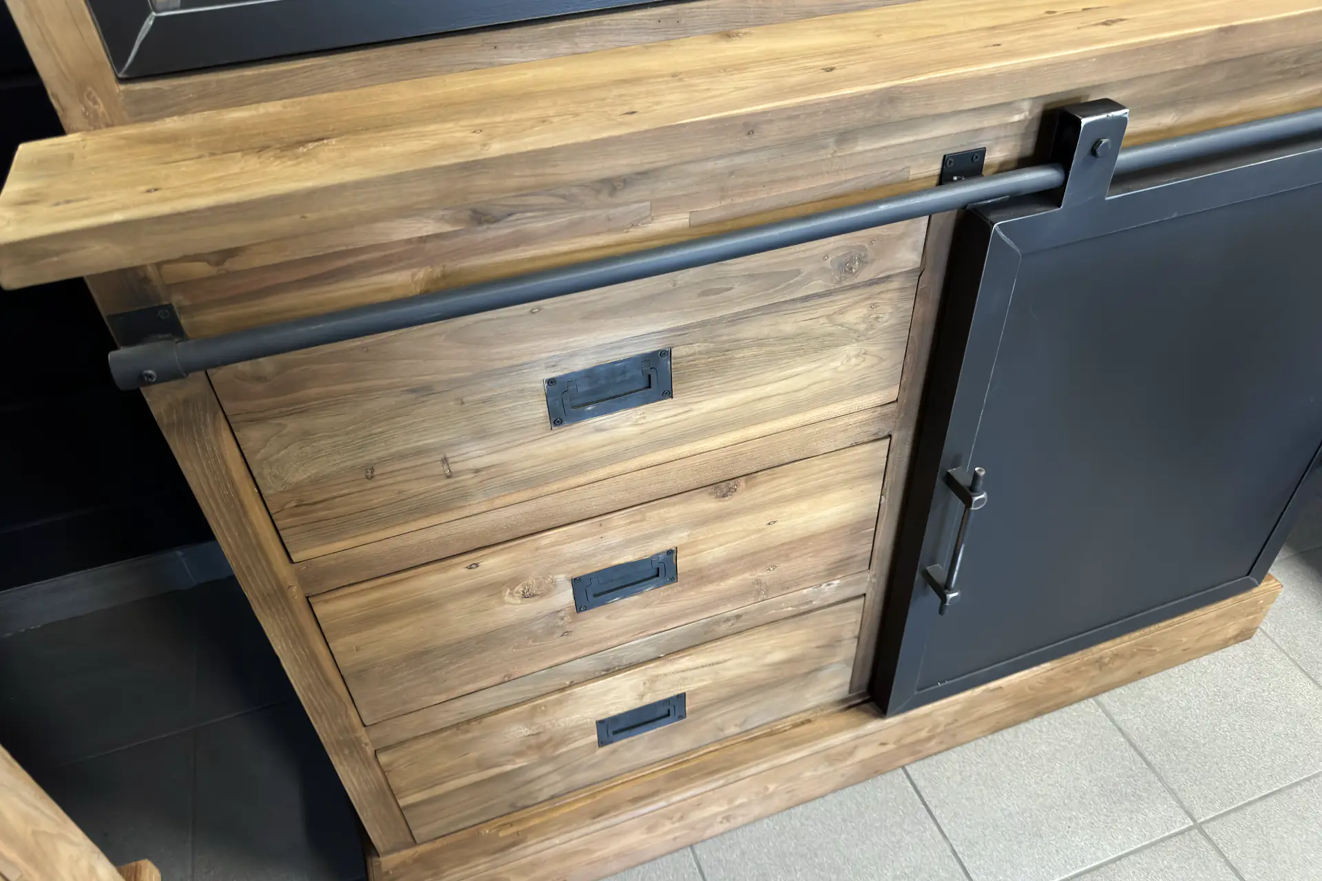 Teak Tangga 110-130MG | schmale Vitrine aus Teakholz Schmale industrielle Vitrine aus Teakholz mit Metall. Schmale industrielle Vitrine aus unbehandeltem Teakholz – TEAK2.