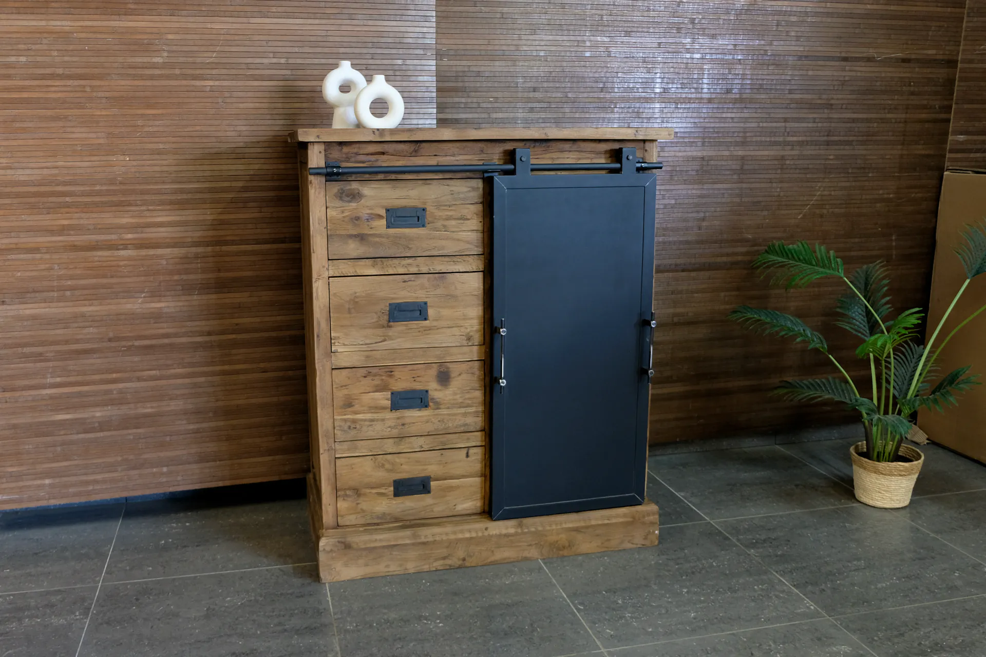 Teak Tangga D100(H)ML Old | industrielles schmales Anrichten aus Teakholz Industrielles schmales Anrichten aus Teakholz und Metallschiebetür, Teakholzschrank mit 3 oder 4 Schubladen mit versenkten Griffen.