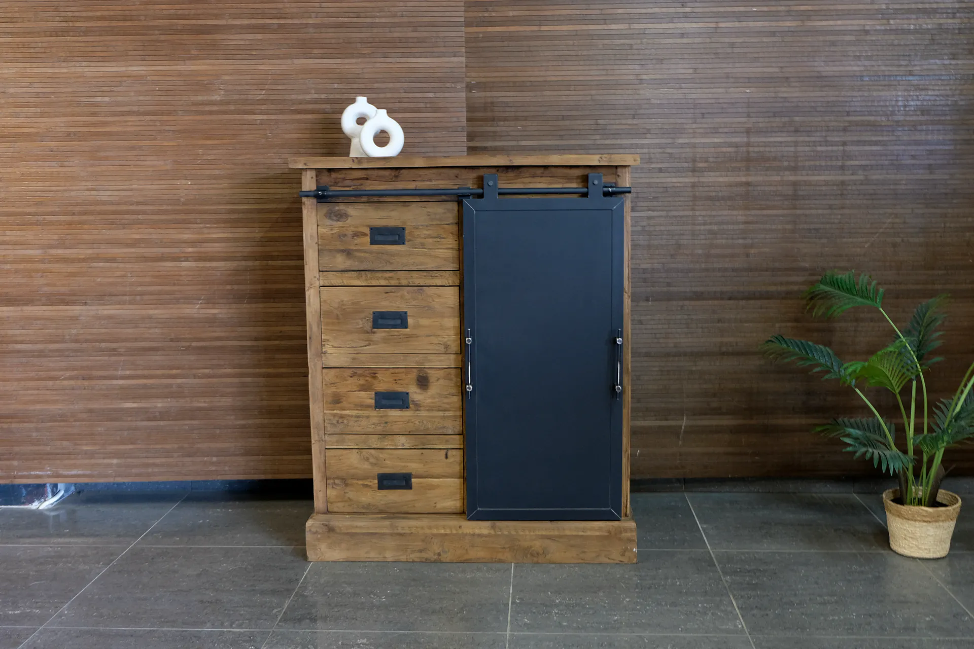 Teak Tangga D100(H)ML Old | industrielles schmales Anrichten aus Teakholz Industrielles schmales Anrichten aus Teakholz und Metallschiebetür, Teakholzschrank mit 3 oder 4 Schubladen mit versenkten Griffen.