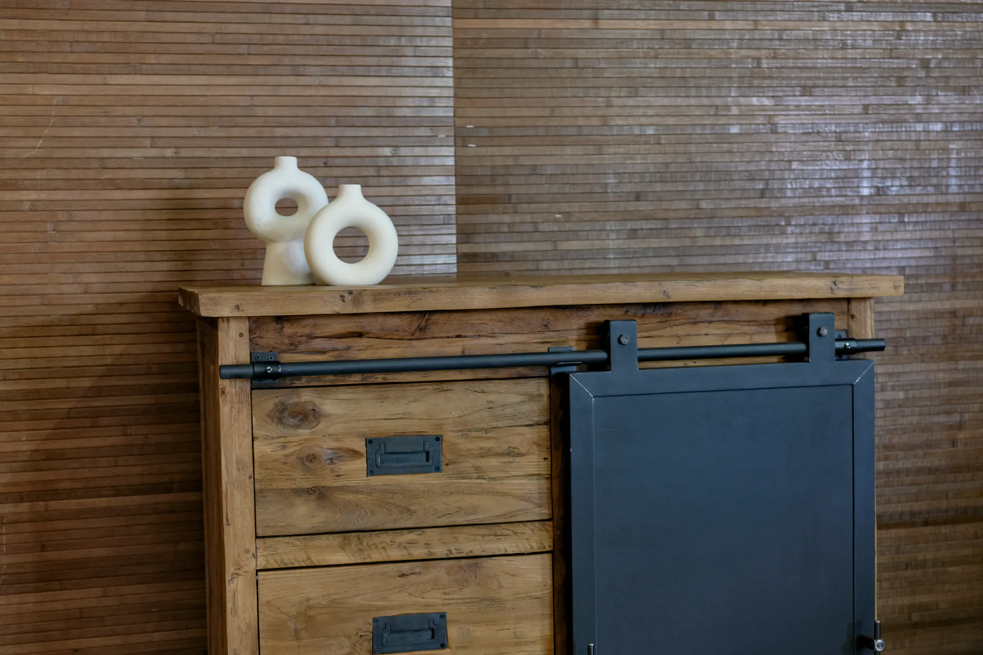 Teak Tangga D100(H)ML Old | industrielles schmales Anrichten aus Teakholz Industrielles schmales Anrichten aus Teakholz und Metallschiebetür, Teakholzschrank mit 3 oder 4 Schubladen mit versenkten Griffen.