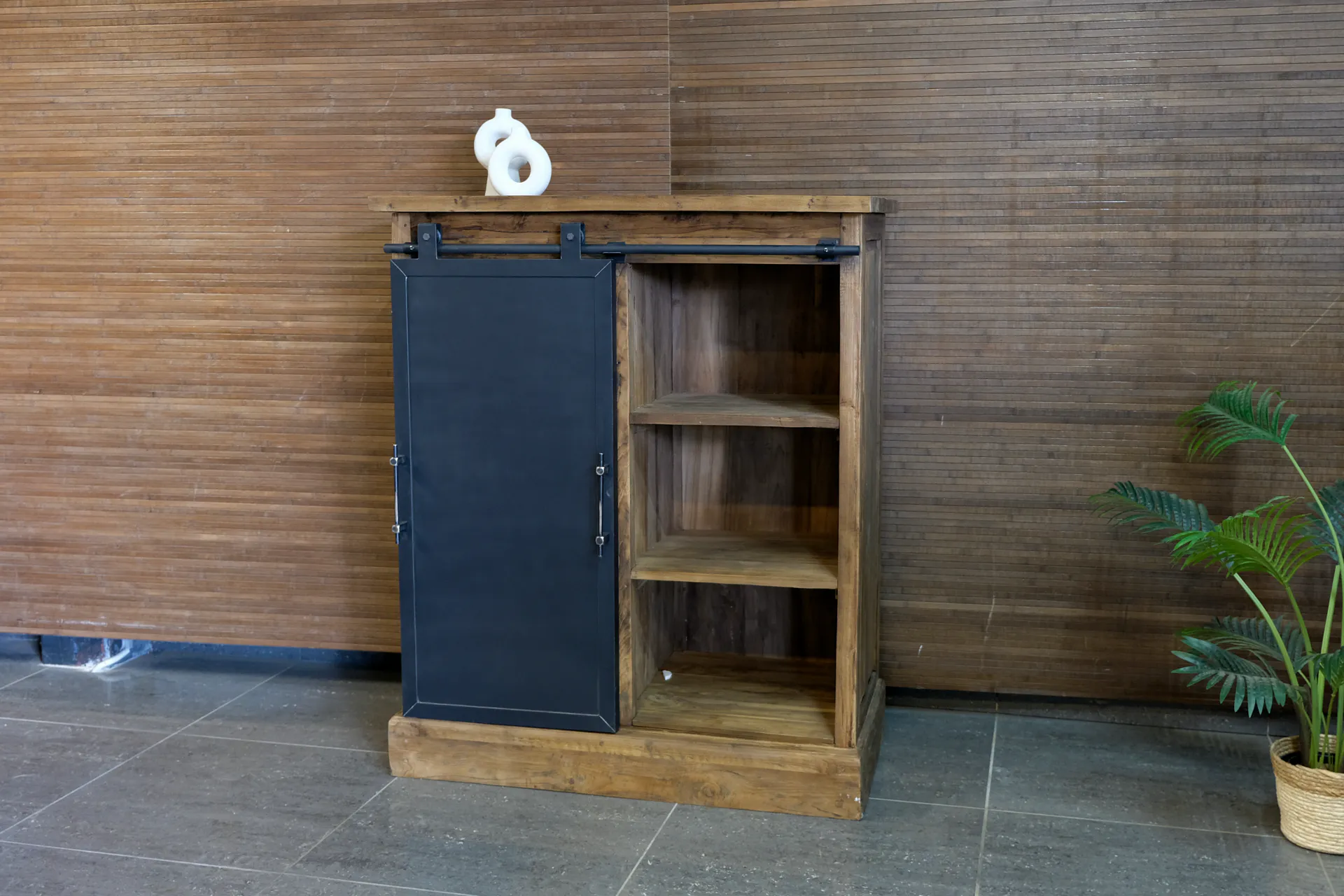 Teak Tangga D100(H)ML Old | industrielles schmales Anrichten aus Teakholz Industrielles schmales Anrichten aus Teakholz und Metallschiebetür, Teakholzschrank mit 3 oder 4 Schubladen mit versenkten Griffen.