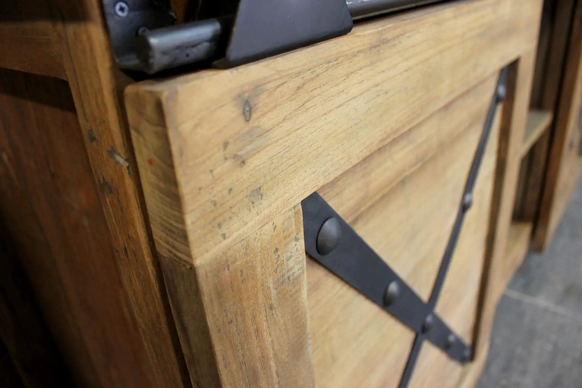 Teak Tangga D160L Old | Anrichte, industrielles Teak mit Eisen Anrichte aus Teakholz mit Eisen und einer Schiebetür aus Teakholz. Massives altes Teakholz aus Indonesien – TEAK2.