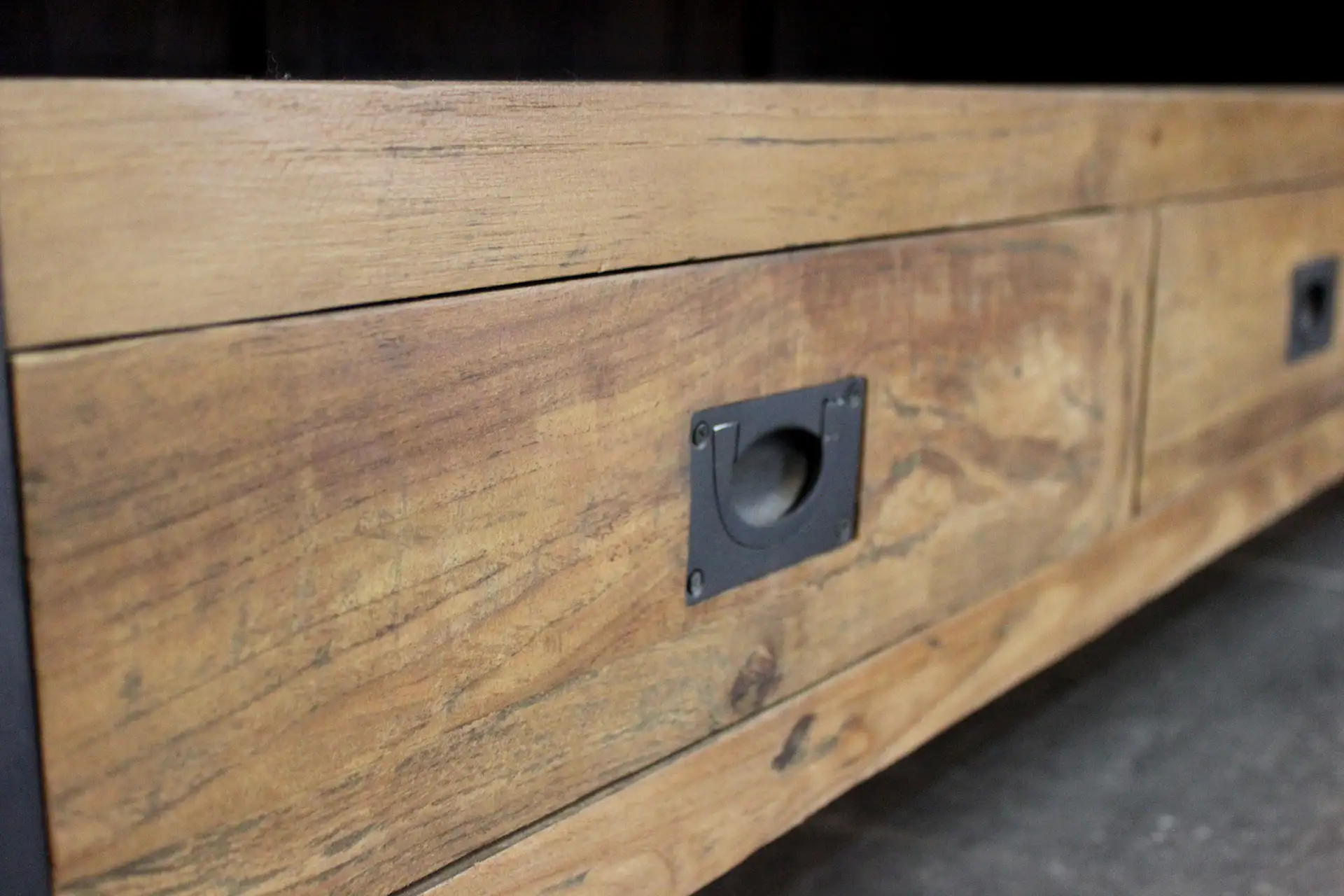 Teak Tangga TV150-180ML Old | Industrie Tv-Möbel + Eisen Industrielle Teak Tv-Möbel mit Eisen und offenem Fach über die gesamte Breite. Robuste Tv-Möbel im Industriestil.