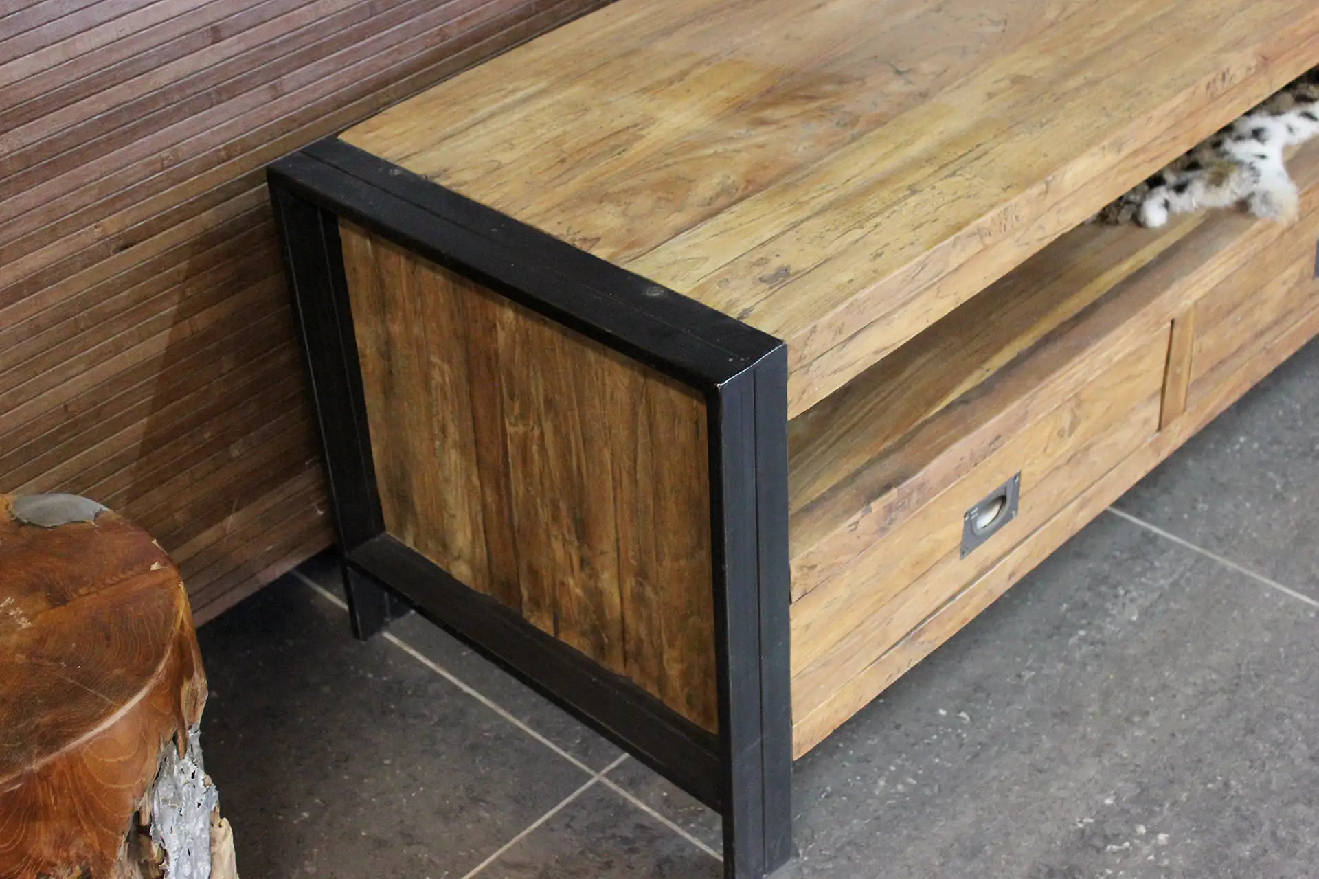 Teak Tangga TV150-180ML Old | Industrie Tv-Möbel + Eisen Industrielle Teak Tv-Möbel mit Eisen und offenem Fach über die gesamte Breite. Robuste Tv-Möbel im Industriestil.