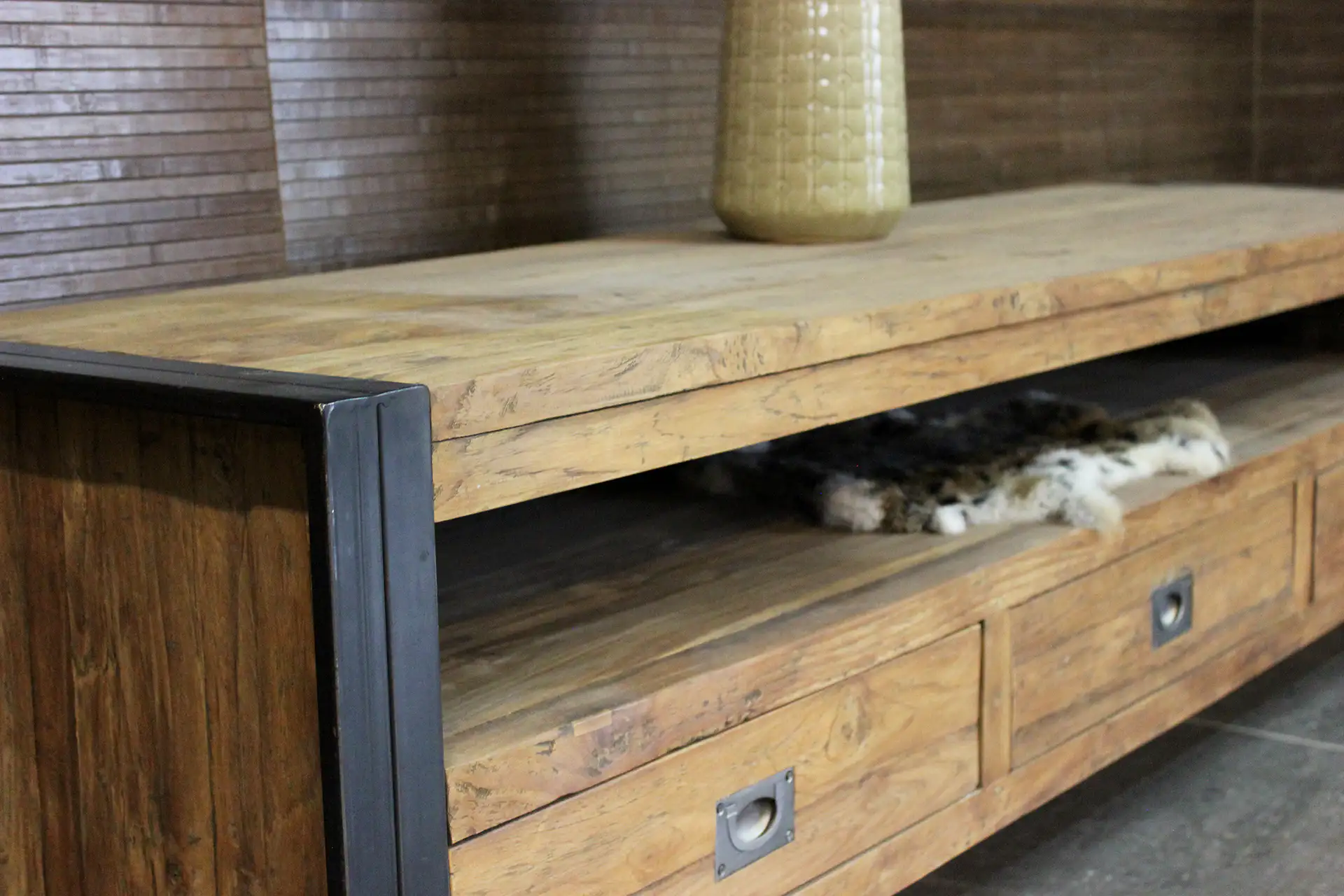 Teak Tangga TV150-180ML Old | Industrie Tv-Möbel + Eisen Industrielle Teak Tv-Möbel mit Eisen und offenem Fach über die gesamte Breite. Robuste Tv-Möbel im Industriestil.