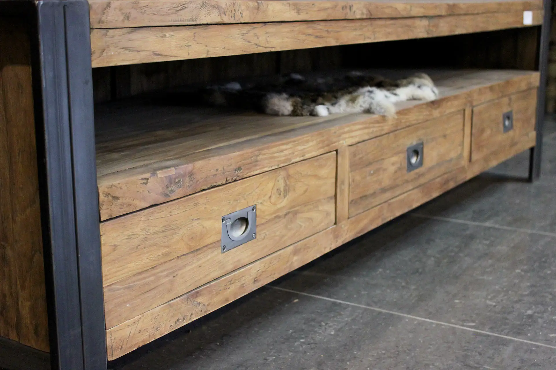 Teak Tangga TV150-180ML Old | Industrie Tv-Möbel + Eisen Industrielle Teak Tv-Möbel mit Eisen und offenem Fach über die gesamte Breite. Robuste Tv-Möbel im Industriestil.