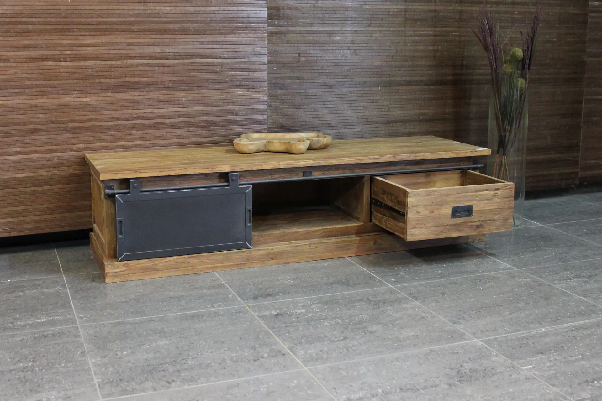 Teak Tangga TV120-200SML Old | industrieel Tv-meubel teak Industrieel Tv-meubel teak en ijzer. Robuust en stoer Tv-dressoir in massief oud teak, ijzeren schuifdeuren - TEAK2.