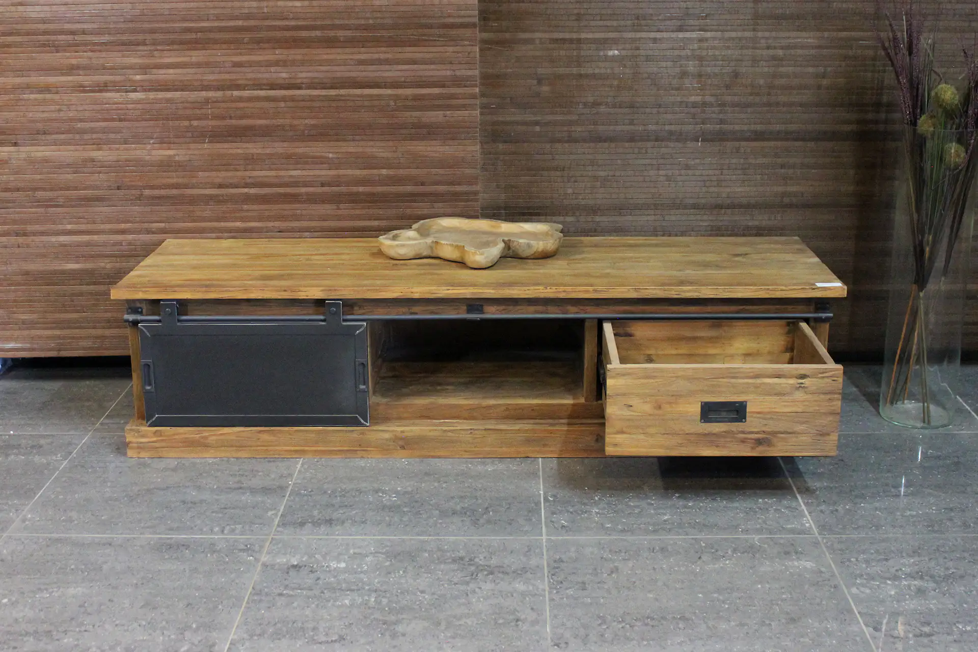 Teak Tangga TV120-200SML Old | industrieel Tv-meubel teak Industrieel Tv-meubel teak en ijzer. Robuust en stoer Tv-dressoir in massief oud teak, ijzeren schuifdeuren - TEAK2.