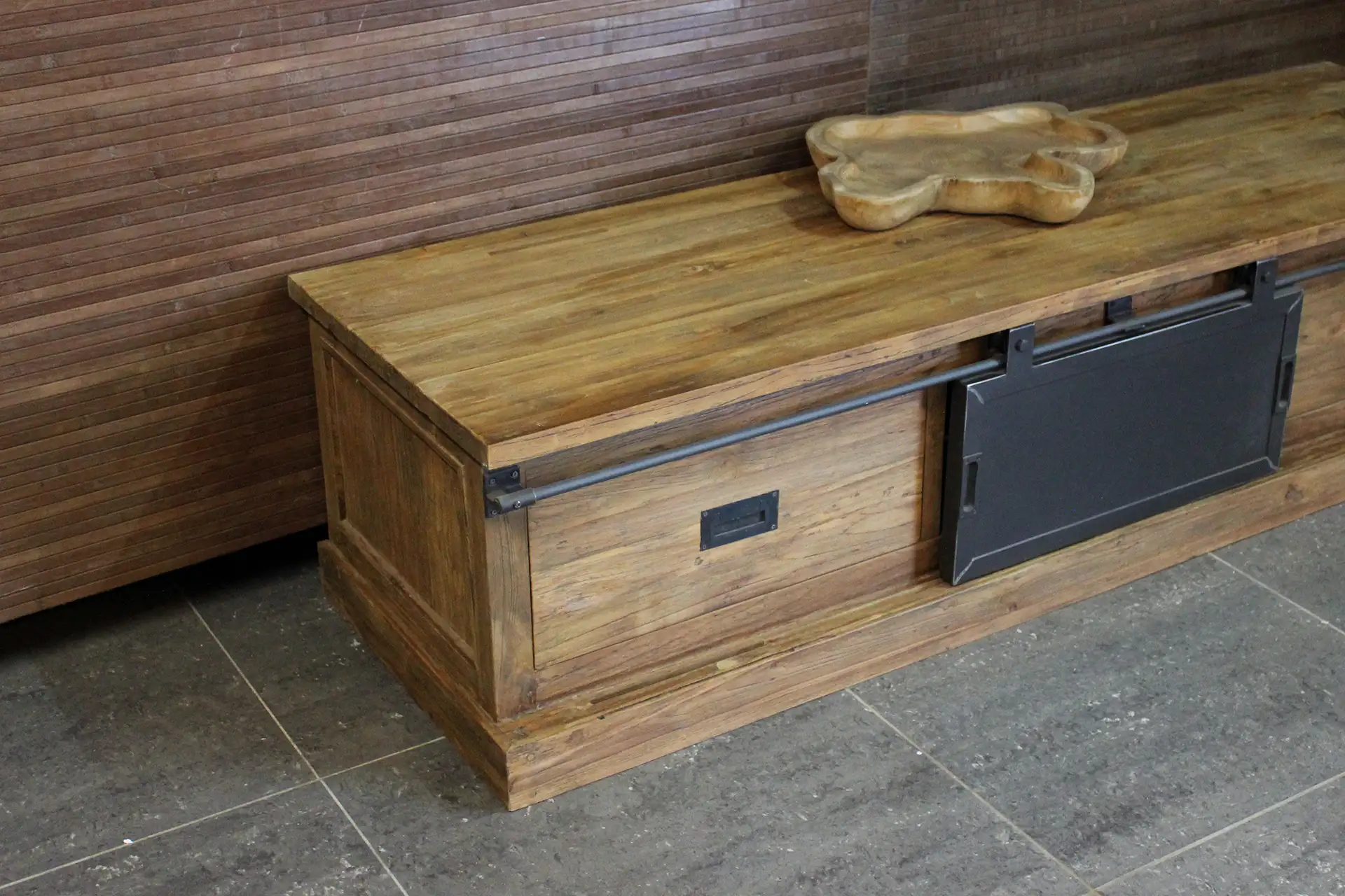 Teak Tangga TV120-200SML Old | industrieel Tv-meubel teak Industrieel Tv-meubel teak en ijzer. Robuust en stoer Tv-dressoir in massief oud teak, ijzeren schuifdeuren - TEAK2.