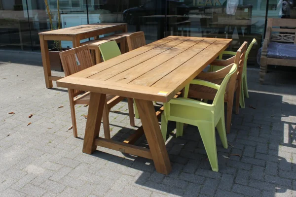 Massieve tuintafel hout met Trapezium poten. Robuuste teakhouten tuintafel, tuinmeubelen in hoge kwaliteit.