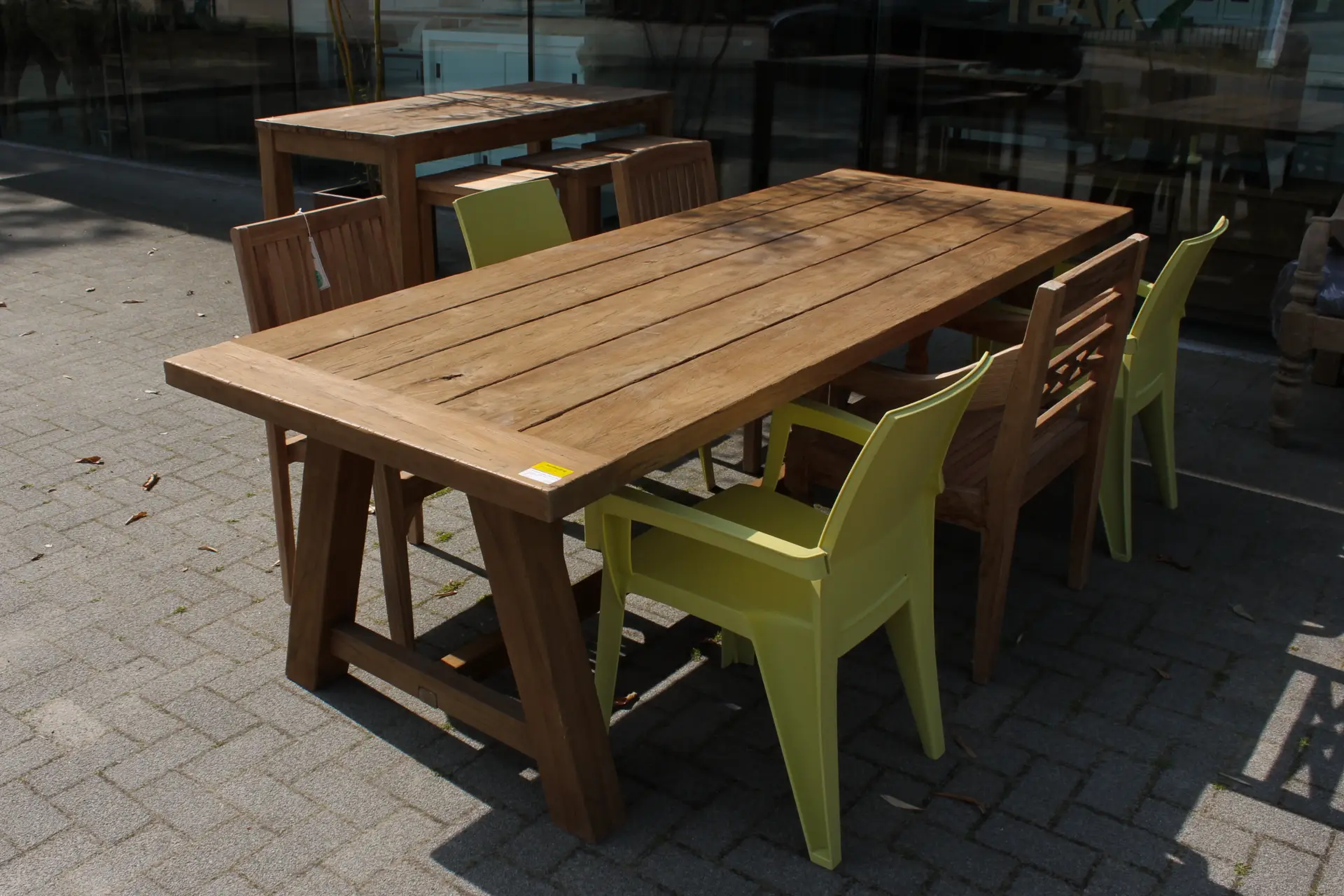 Teak Tangguh O260KTL Old | bois massif de table de jardin, Trapézoïdal Table de jardin en bois massif avec pieds trapézoïdaux. Table de jardin en teck robuste, mobilier de jardin de haute qualité.