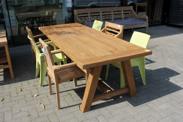 Massieve tuintafel hout met Trapezium poten. Robuuste teakhouten tuintafel, tuinmeubelen in hoge kwaliteit.
