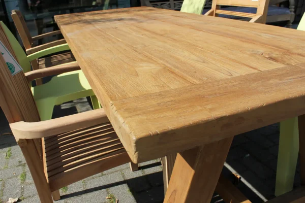 Massieve tuintafel hout met Trapezium poten. Robuuste teakhouten tuintafel, tuinmeubelen in hoge kwaliteit.