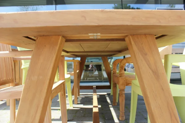 Massieve tuintafel hout met Trapezium poten. Robuuste teakhouten tuintafel, tuinmeubelen in hoge kwaliteit.
