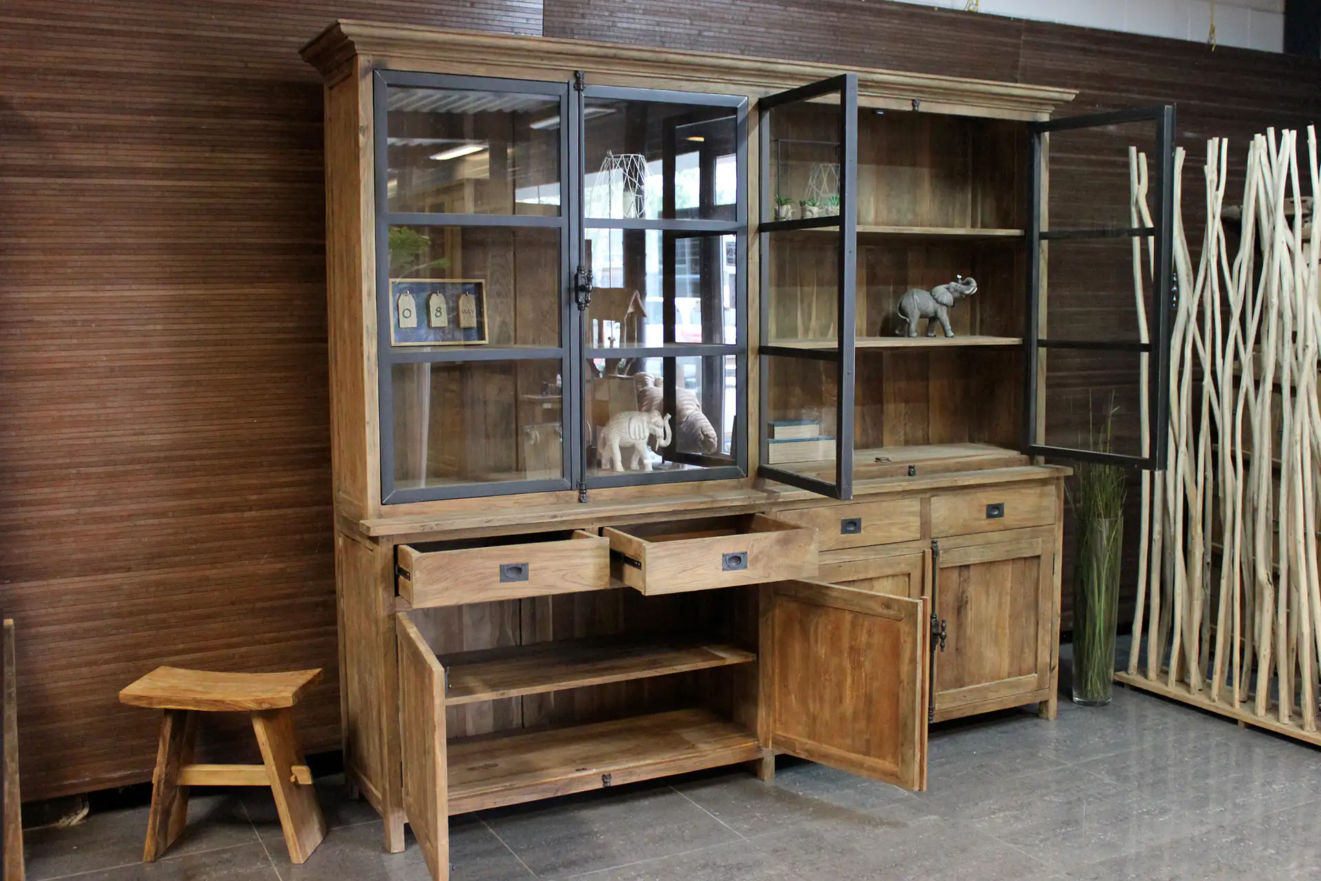 Teak Taraf 240ML Old | Industrielle Vitrine aus Teakholz mit Eisen Industrielle Vitrine aus Teakholz mit Eisen. Buffetschrank aus Teakholz mit Flügeltüren aus Eisen und massivem alten Teakholz – TEAK2.