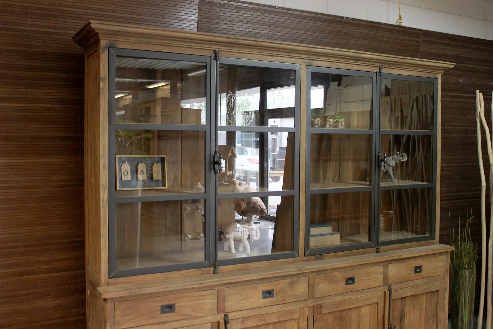 Teak Taraf 240ML Old | Industrielle Vitrine aus Teakholz mit Eisen Industrielle Vitrine aus Teakholz mit Eisen. Buffetschrank aus Teakholz mit Flügeltüren aus Eisen und massivem alten Teakholz – TEAK2.