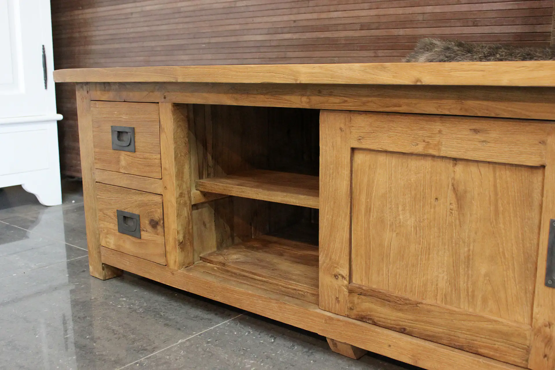 Teak Tegang TV150 Old | houten landelijk Tv meubel, lades Houten landelijk Tv meubel met lades en schuifdeuren in geborsteld oud teakhout. Robuust Tv-meubel of Tv-dressoir teak - TEAK2.