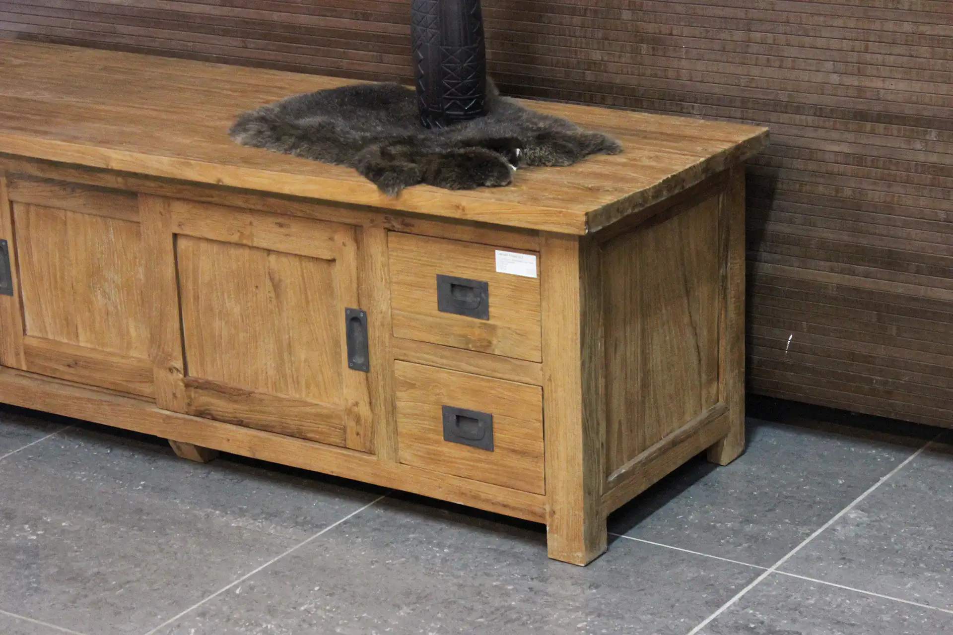 Teak Tegang TV150 Old | houten landelijk Tv meubel, lades Houten landelijk Tv meubel met lades en schuifdeuren in geborsteld oud teakhout. Robuust Tv-meubel of Tv-dressoir teak - TEAK2.