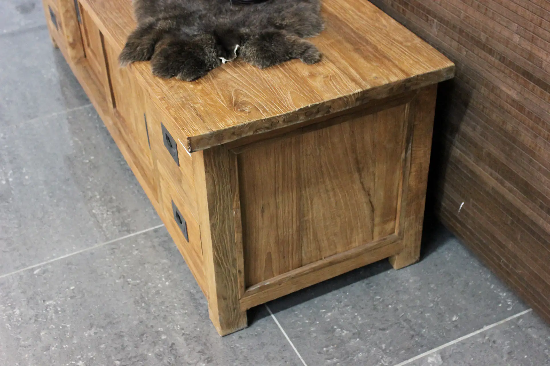 Teak Tegang TV150 Old | houten landelijk Tv meubel, lades Houten landelijk Tv meubel met lades en schuifdeuren in geborsteld oud teakhout. Robuust Tv-meubel of Tv-dressoir teak - TEAK2.