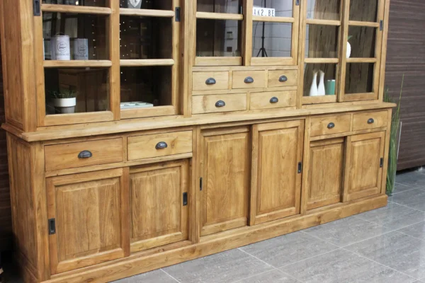 Großer Buffetschrank im rustikalen Stil aus massivem, gebürstetem, altem Teakholz. Geräumige Holzschränke und große Buffetschränke – TEAK2.
