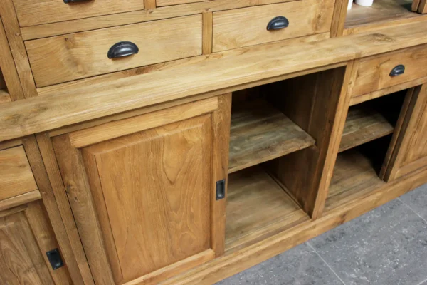Großer Buffetschrank im rustikalen Stil aus massivem, gebürstetem, altem Teakholz. Geräumige Holzschränke und große Buffetschränke – TEAK2.