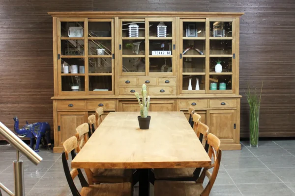 Großer Buffetschrank im rustikalen Stil aus massivem, gebürstetem, altem Teakholz. Geräumige Holzschränke und große Buffetschränke – TEAK2.
